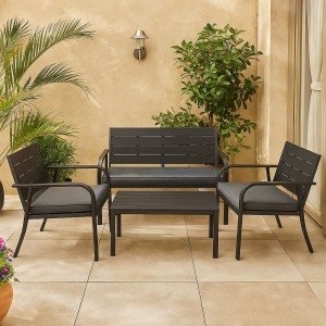 Vista ambientata set da giardino colore Nero divano, 2 poltrone e tavolino struttura in metallo e polietilene modello Cuba Totò Piccinni