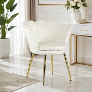 Vista ambientata Poltroncina in Velluto colore Beige con schienale a conchiglia e gambe in oro modello Velvet Totò Piccinni