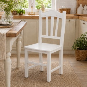 Vista ambientata di una sedia legno paesana Silvana artigianale colore Bianco laccato  Totò Piccinni